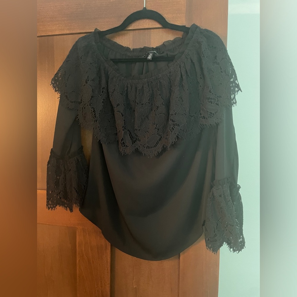 White House black market black off the shoulder flora top - size xs gently worn